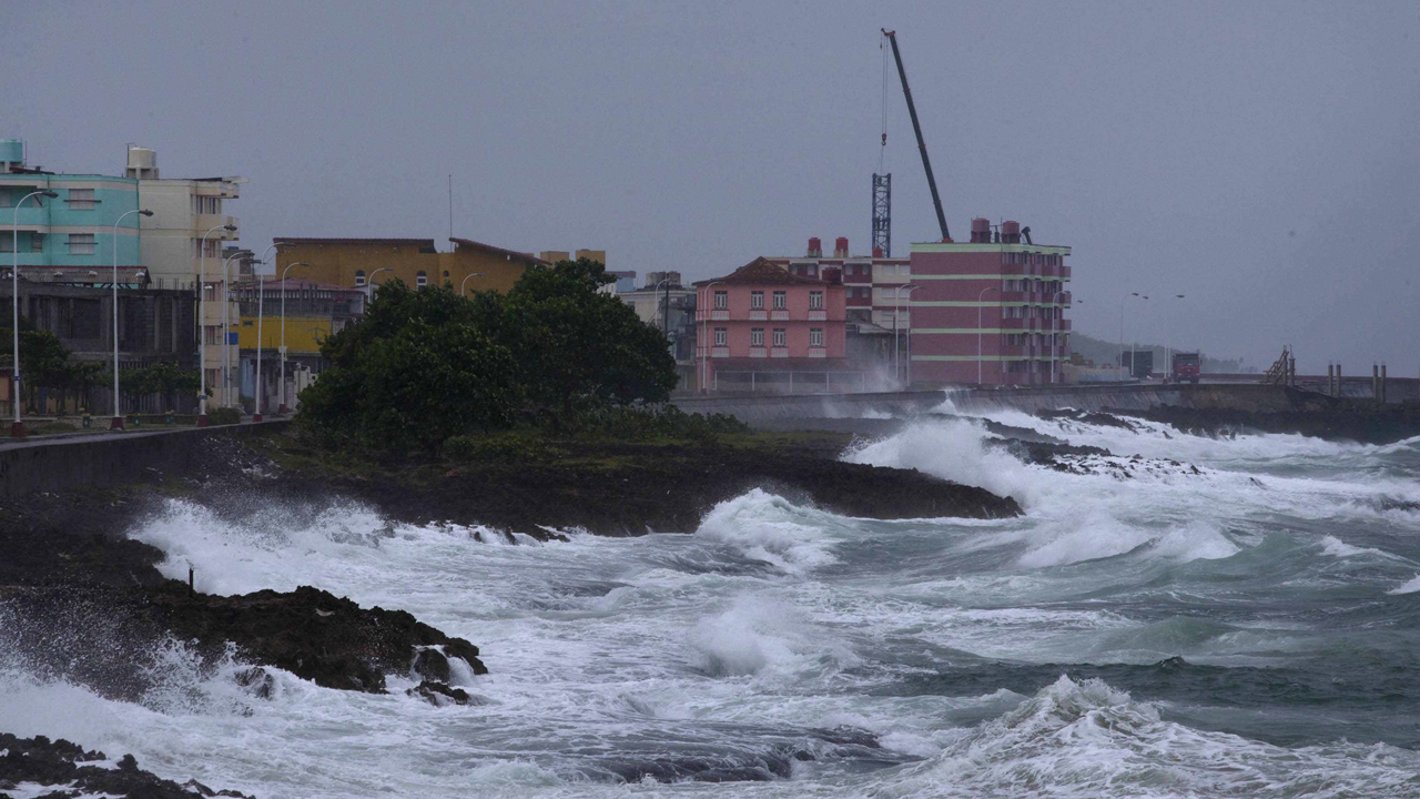 Hurricane Matthew slams Cuba, moves towards US