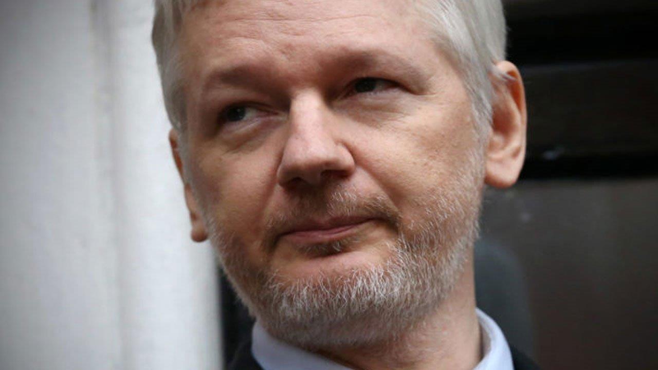 WikiLeaks dan Clinton berkampanye dalam perang Twitter atas kebocoran terbaru