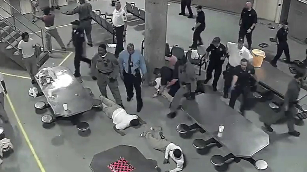 20-inmates-2-officers-injured-in-chicago-jail-fights