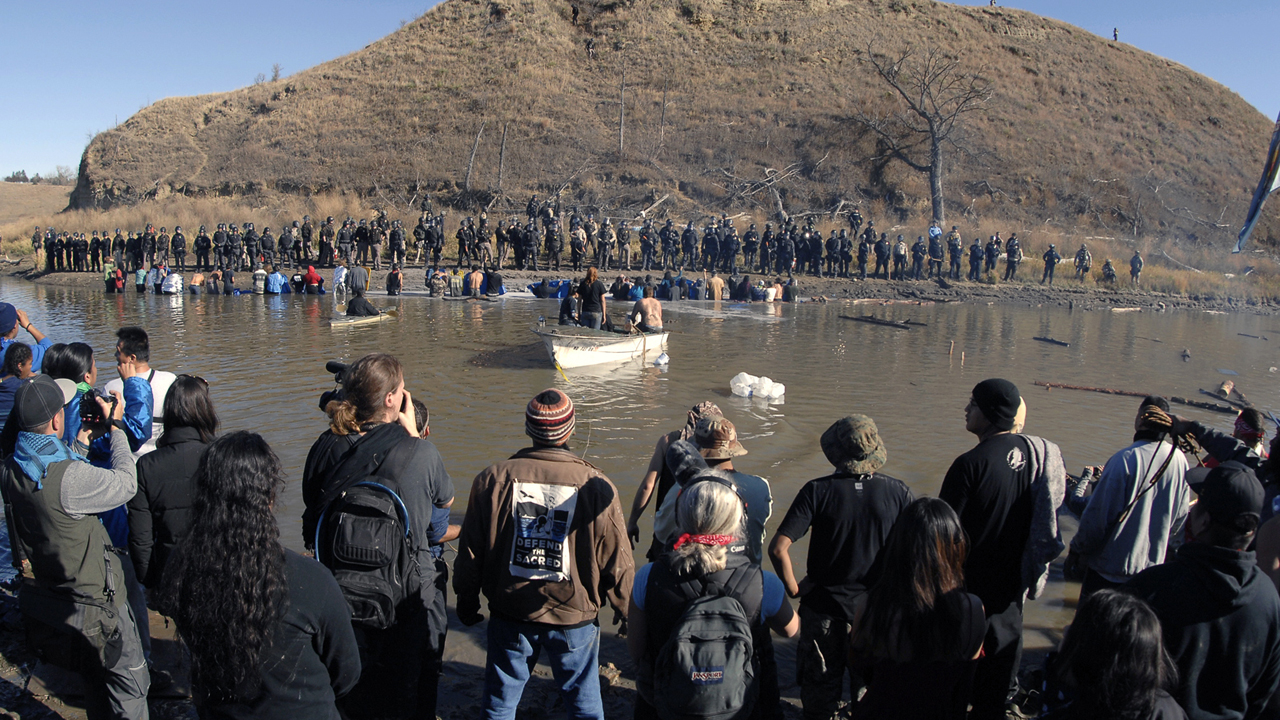 Protestors and police clash at Dakota Pipeline protest