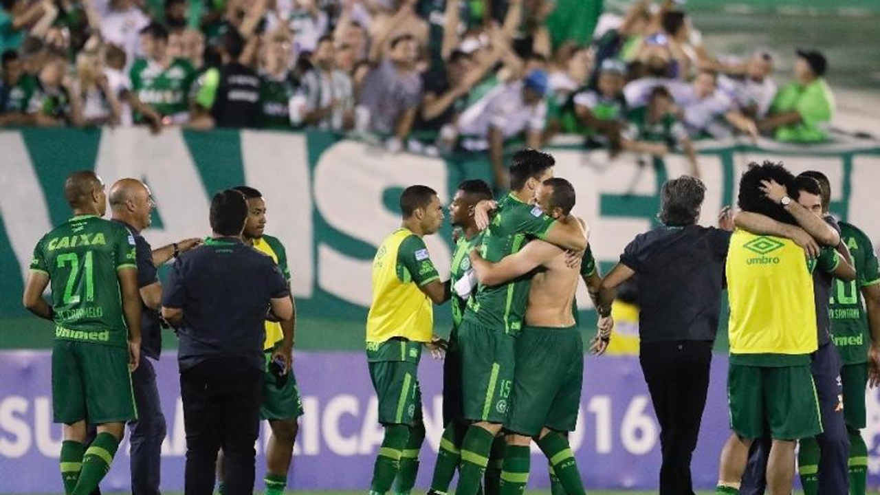 Plane carrying Brazilian soccer team crashes in Colombia