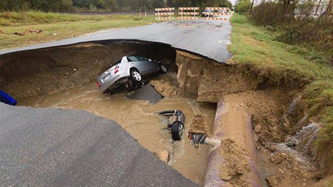 Texas deputy dies after car plunges into sinkhole
