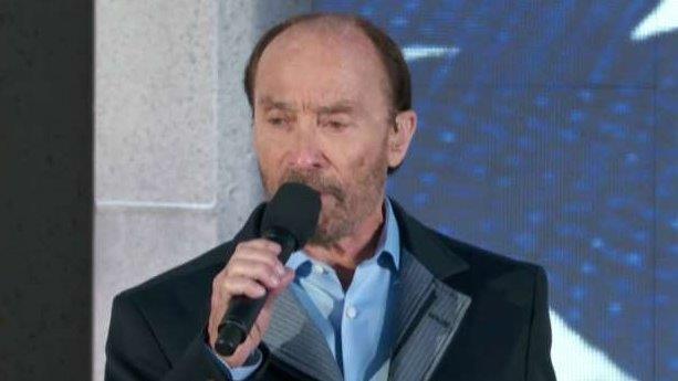 Lee Greenwood performs 'God Bless the USA'