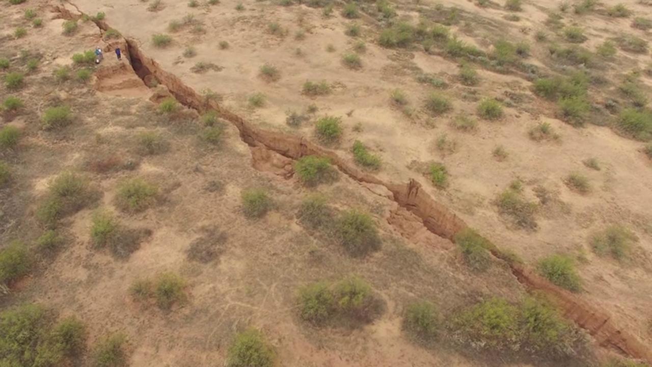 Drone examines huge Earth fissure discovered in Arizona