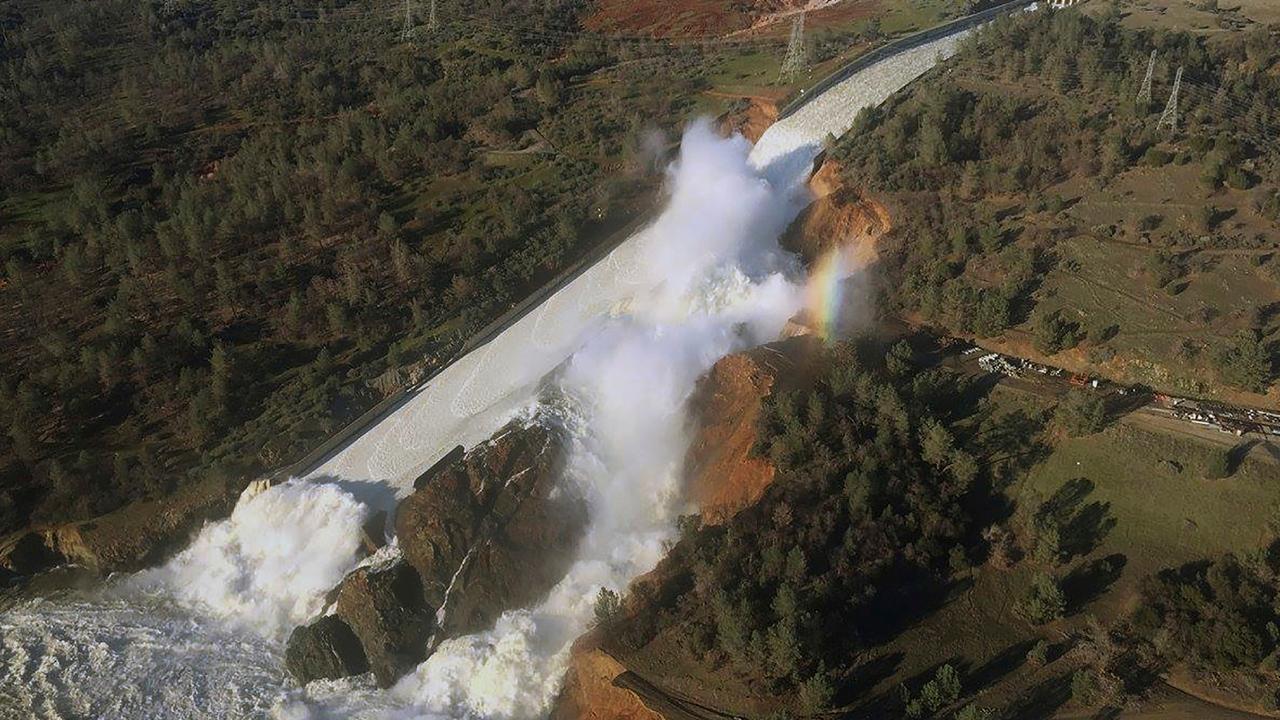 Nearly 200,000 evacuated near crumbling California dam