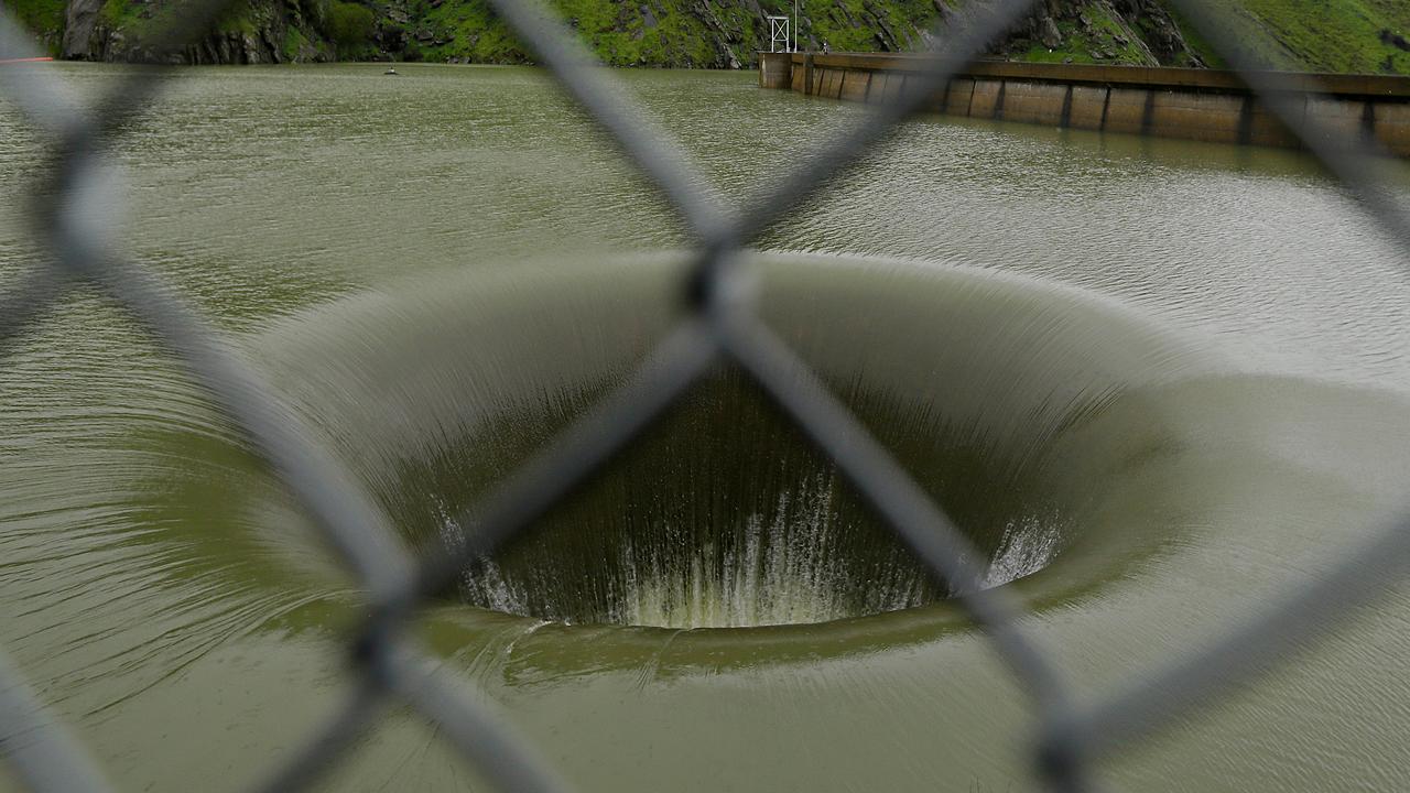 stunning-video-shows-bizarre-hole-in-california-lake-fox-news