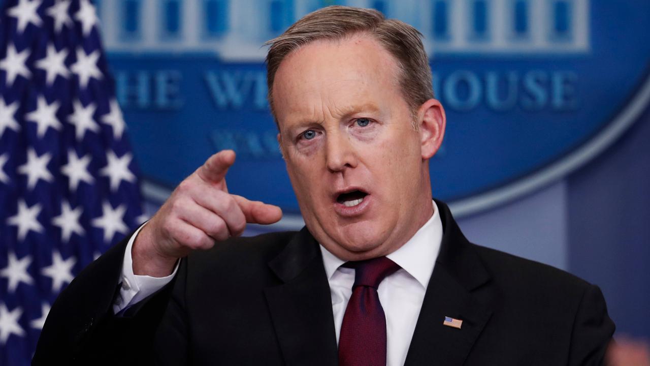 Spicer reportedly demanded access to WH staffers' phones