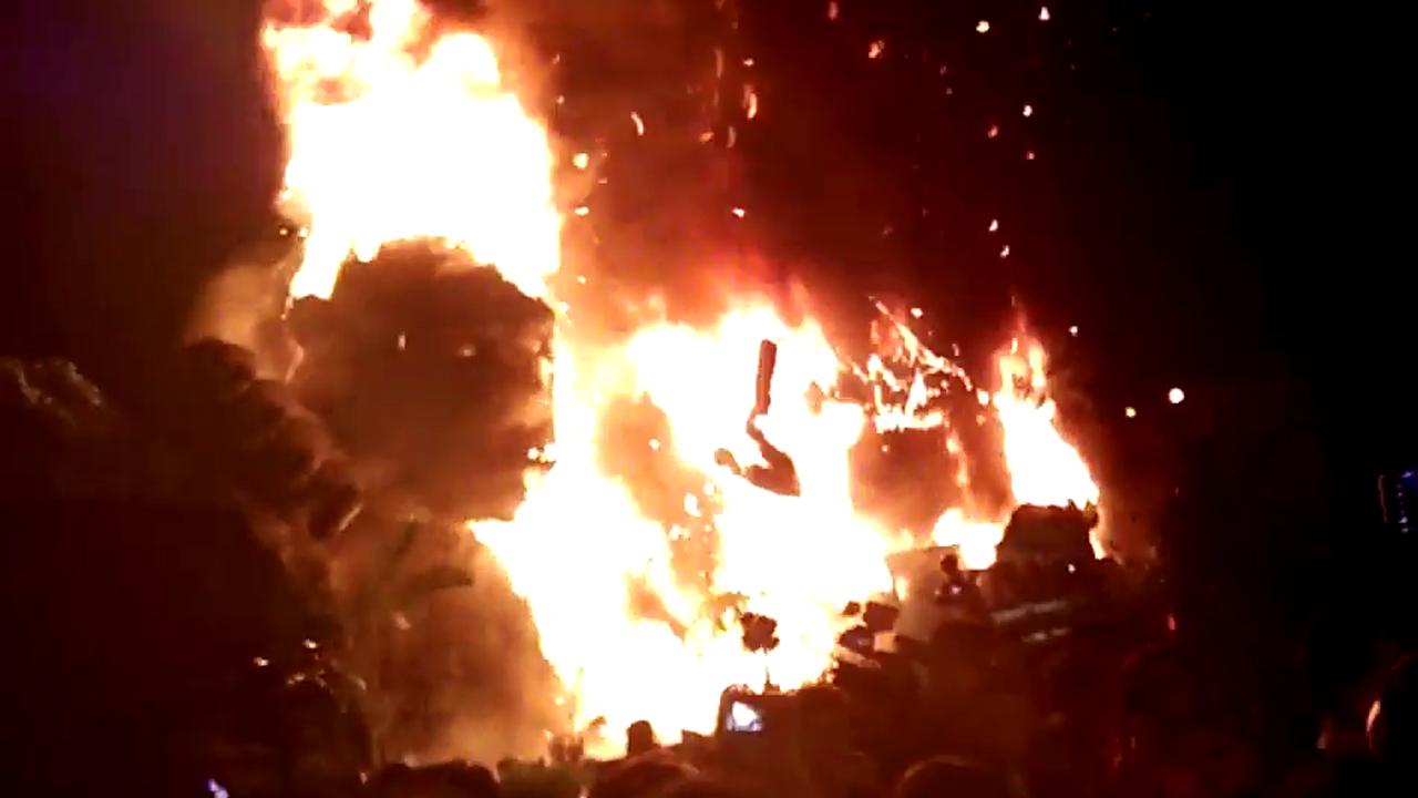 Massive fire engulfs huge King Kong statue at movie premiere