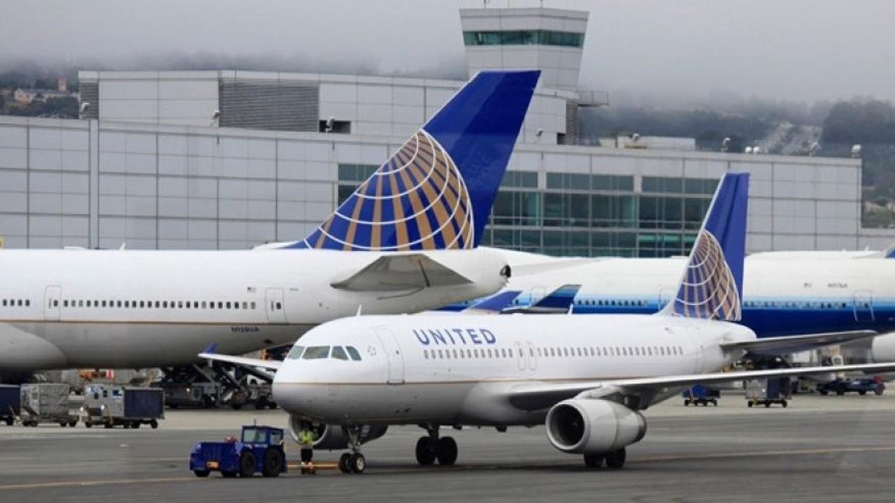 United Airlines bans girls wearing leggings from plane