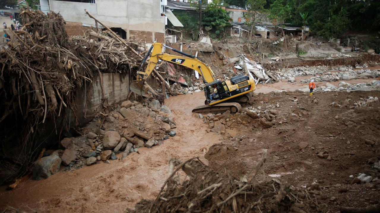 Desperate search for mudslide survivors in Colombia