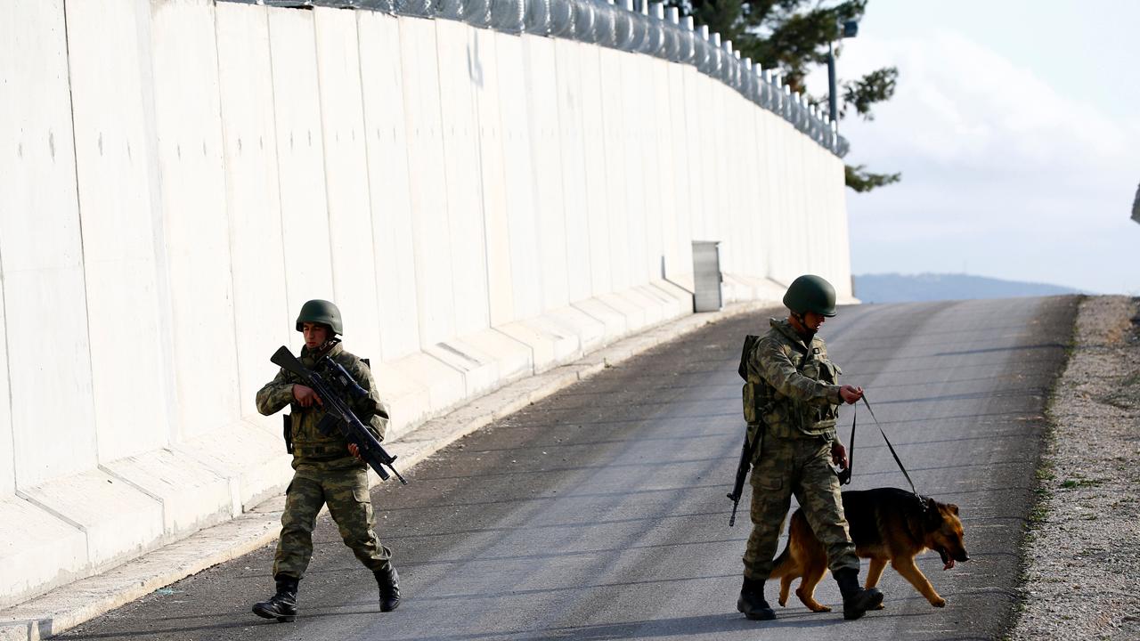 Turkey building wall along Syria border to contain conflict