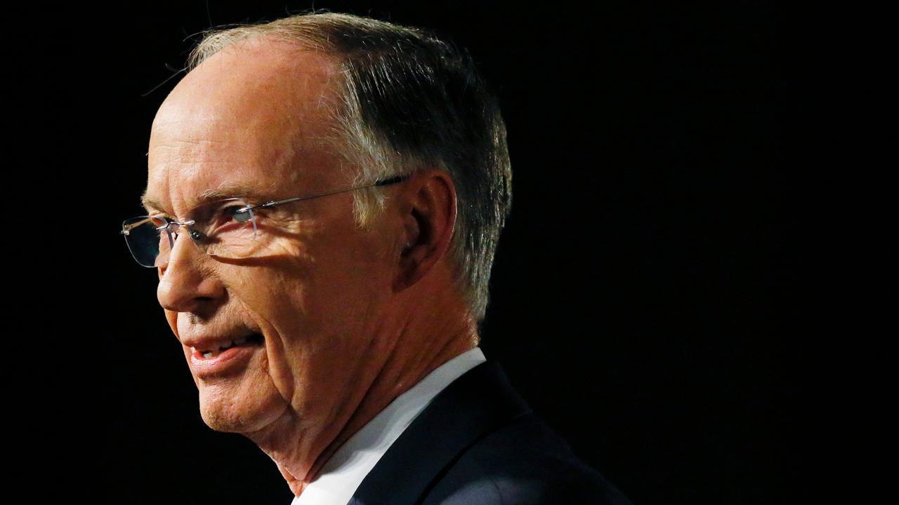 Alabama governor resigns as impeachment hearings begin