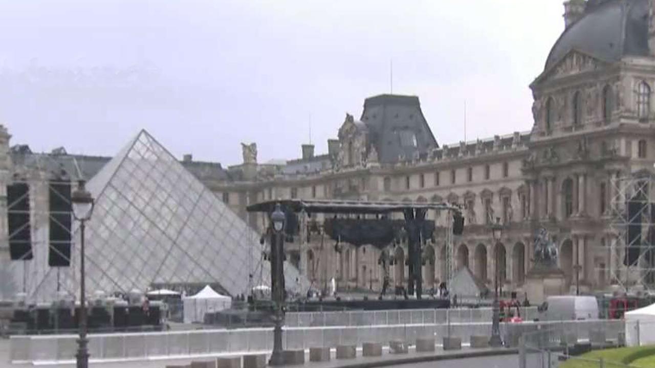 Police evacuate courtyard at the Louvre