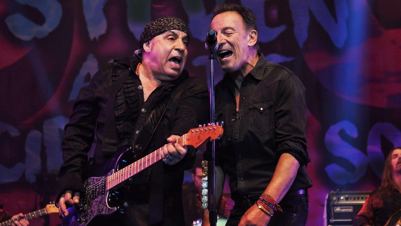 Bruce Springsteen surprises fans