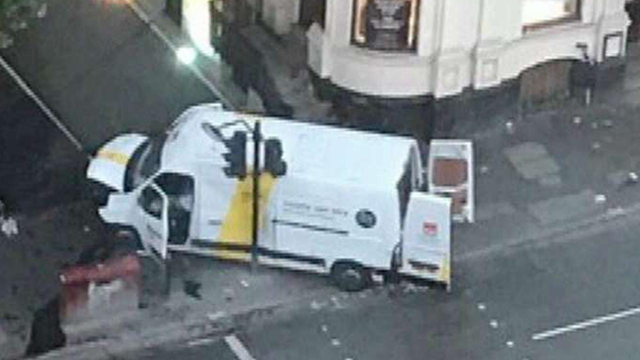 Witness describes van attack on London Bridge 