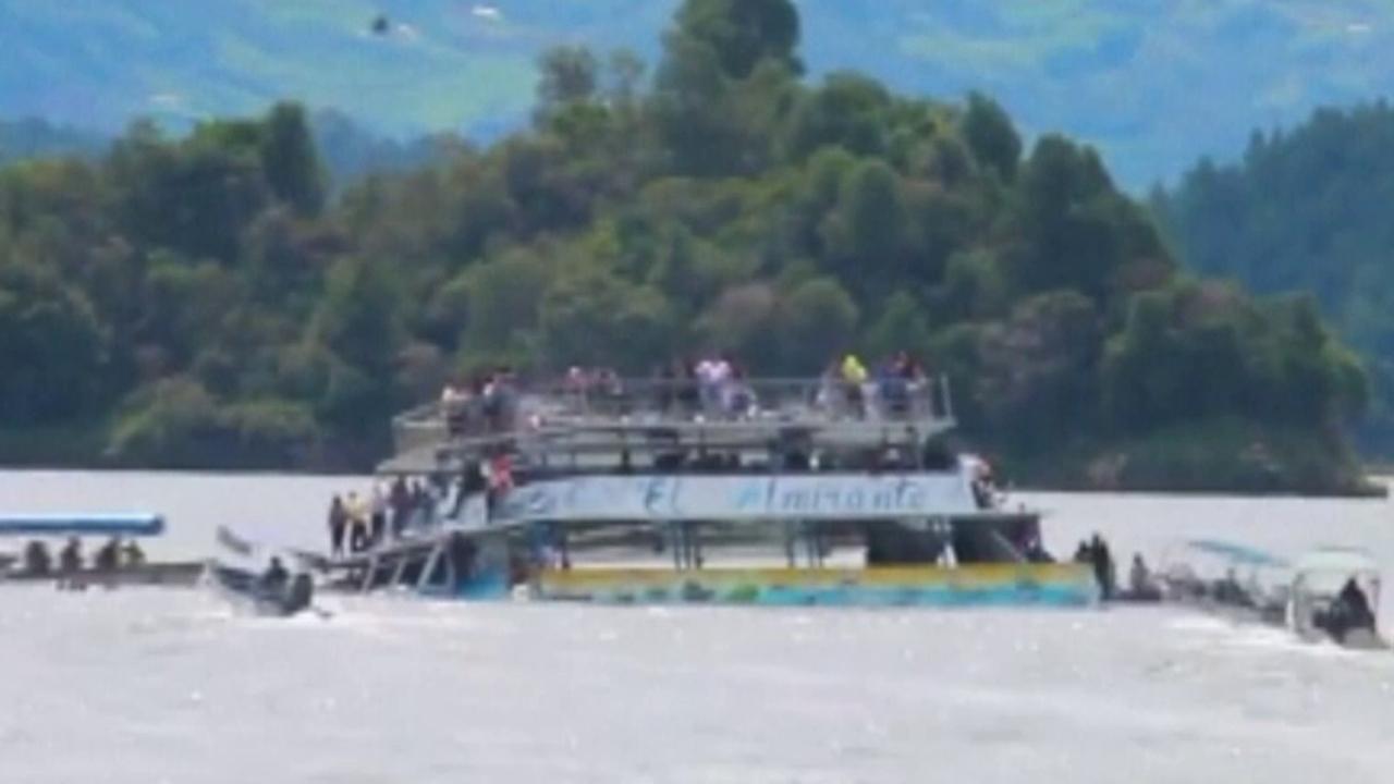 Rescuers rush to scene as tourist boat sinks 