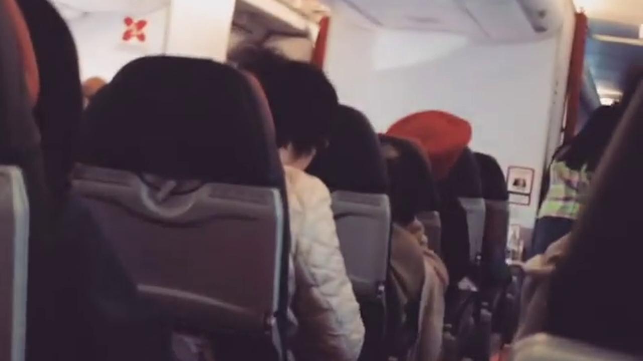 Captain tells passengers to pray as plane shakes violently