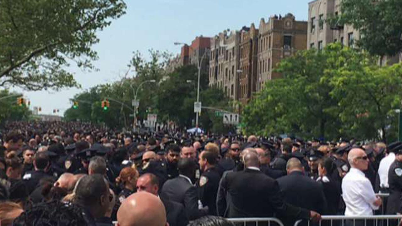 NYPD cops turn their backs on Mayor de Blasio 