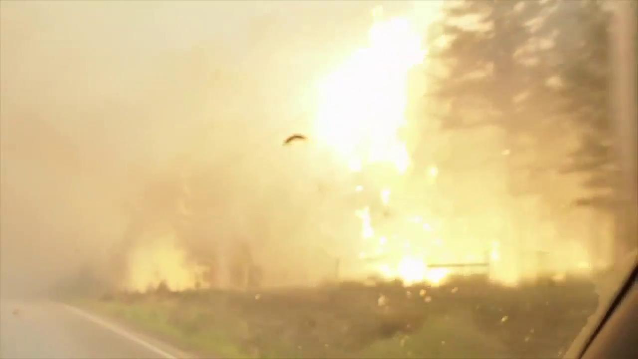 Locals film dramatic escape from wildfire in Canada