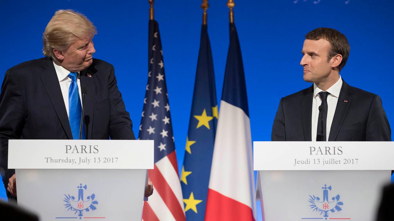 Jabat tangan memberi jalan bagi Trump dan Macron bromance