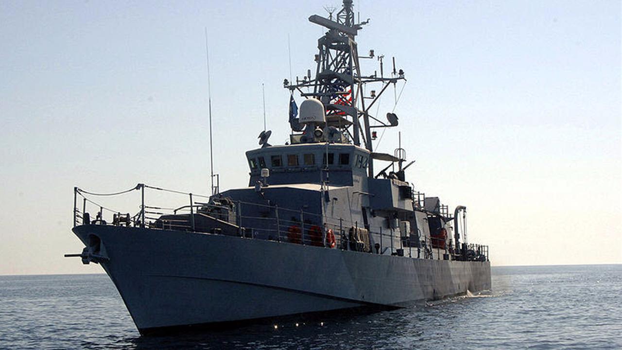 US Navy ship fires warning shots at Iranian vessel
