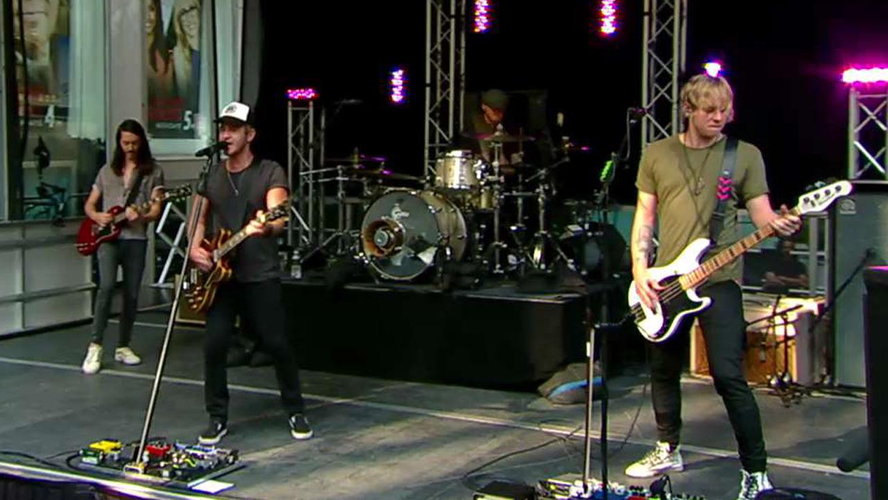 Lifehouse performs 'Hanging by a Moment'