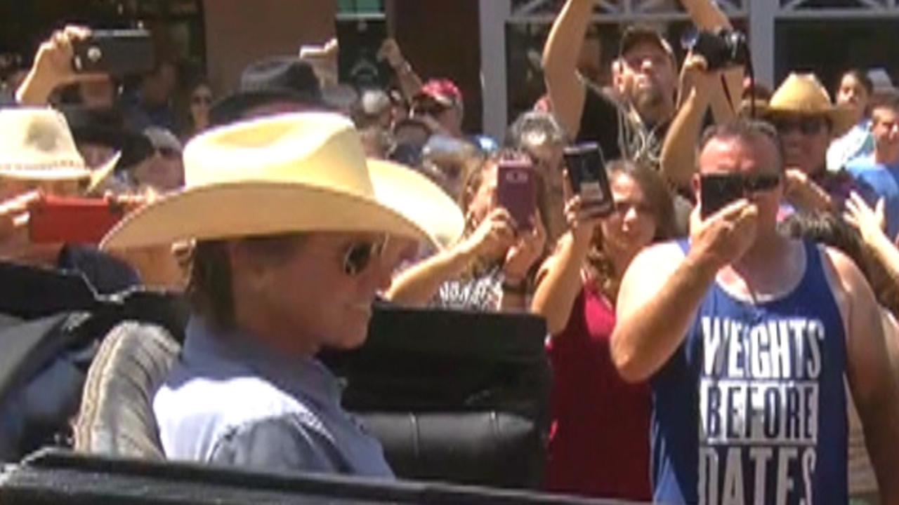 Val Kilmer draws crowd in Tombstone