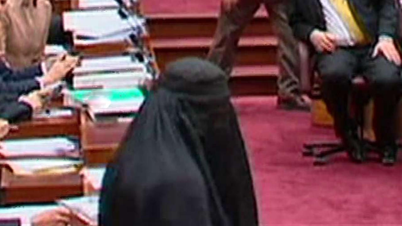 Australian lawmaker wears burqa to parliament