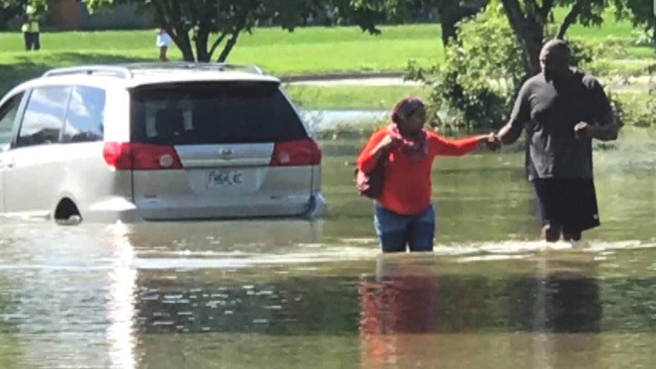 NFL legend Neil Smith aids pregnant woman in flooded street