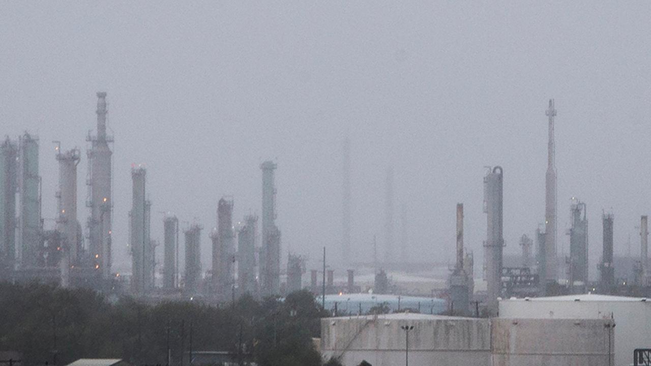 Hurricane Harvey Shuts Down Oil Refineries Along Gulf Coast Fox News Video 