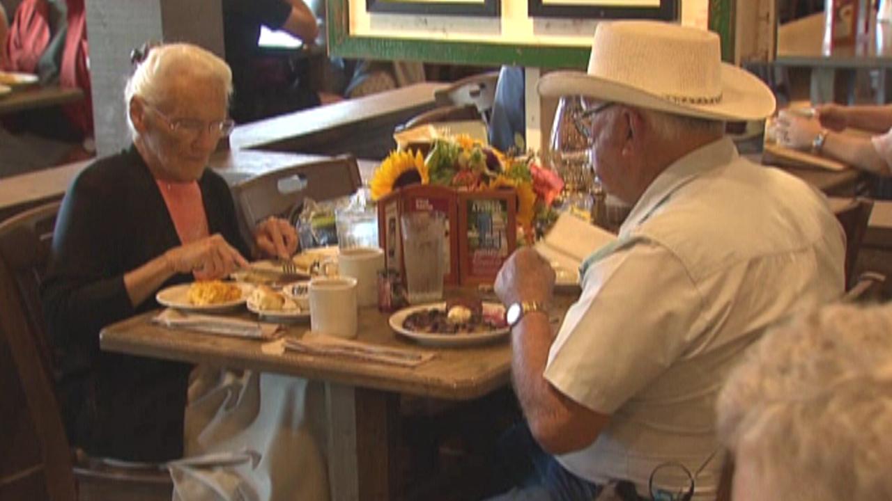 Couple fulfills mission to eat at every Cracker Barrel in US
