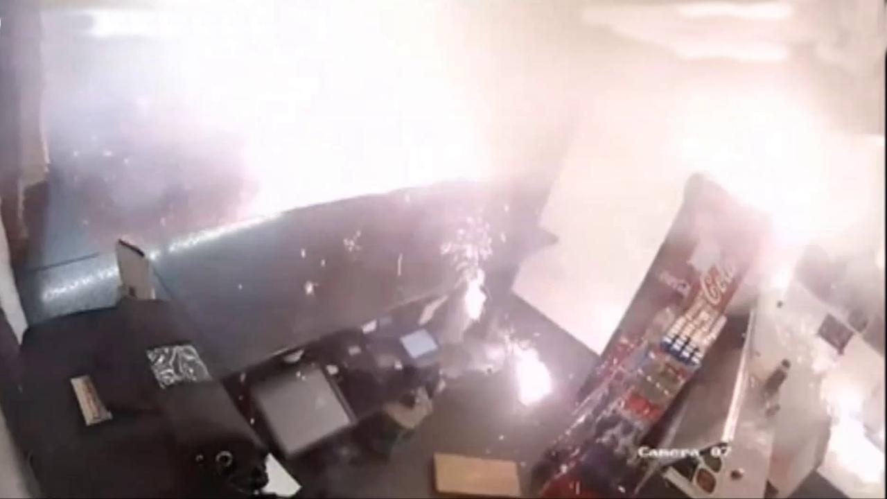 Man attacks pizza parlor with box of 70 lit fireworks