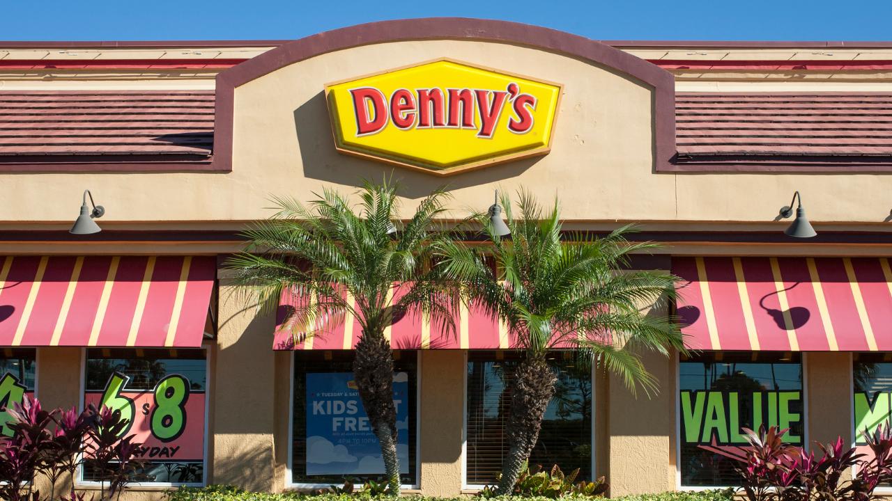 Denny’s gets heat for tipping Tweet