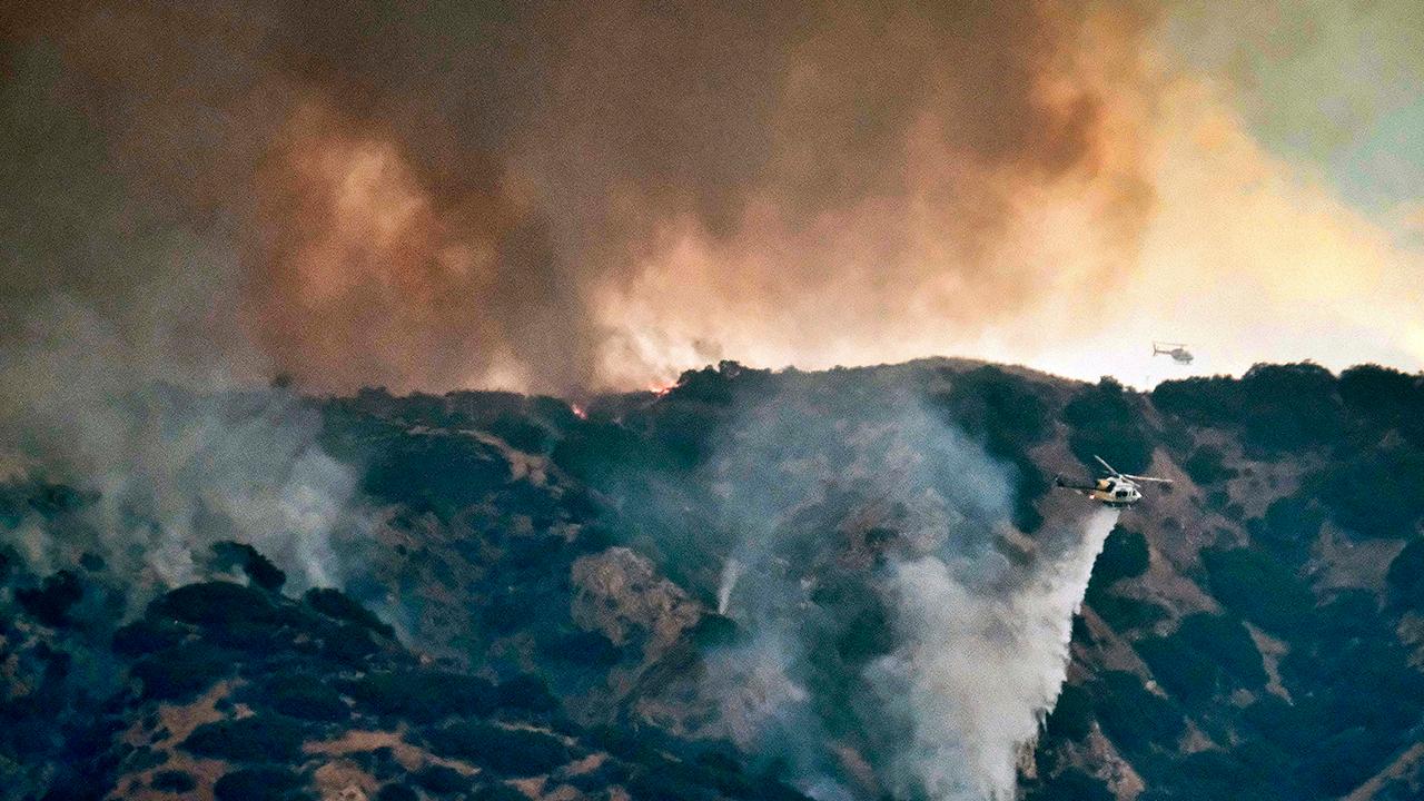 Hundreds evacuate homes to escape Los Angeles area fire
