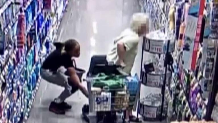 Security camera catches thief swiping elderly woman's purse