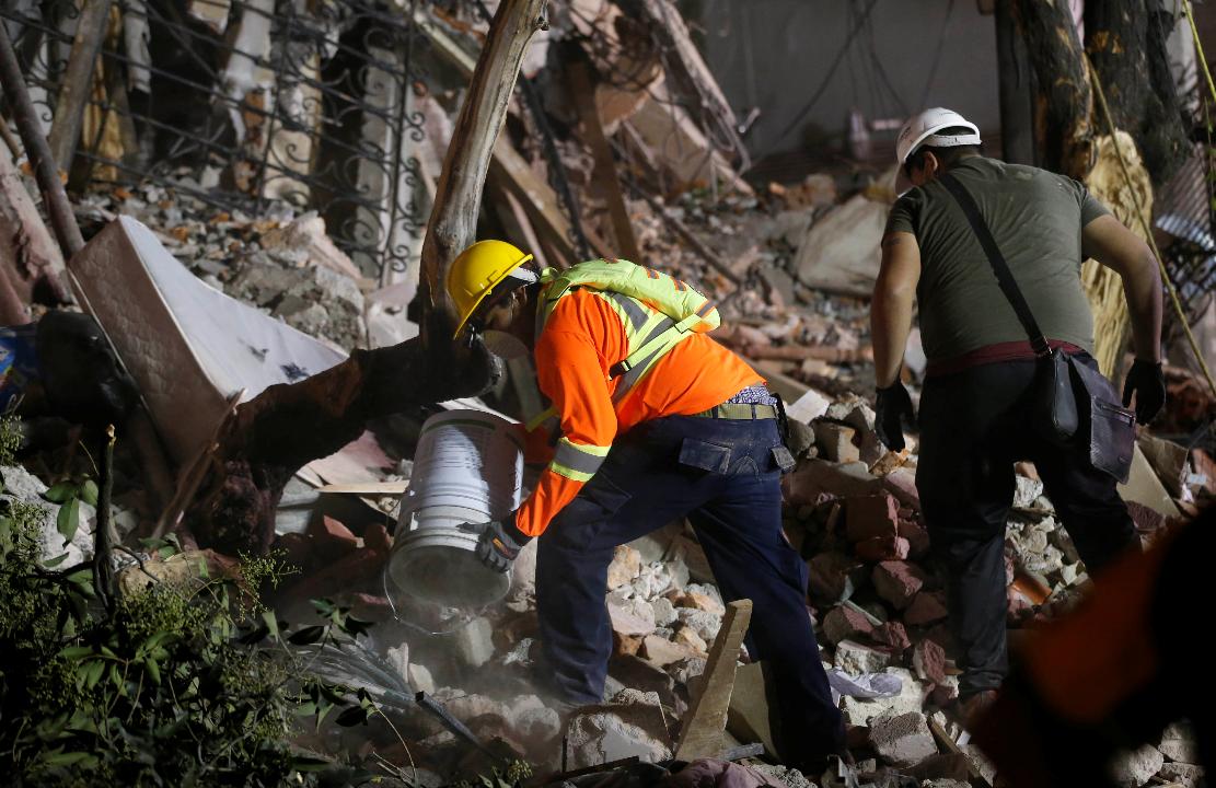 Mexico earthquake: Rescuers scramble to save victims