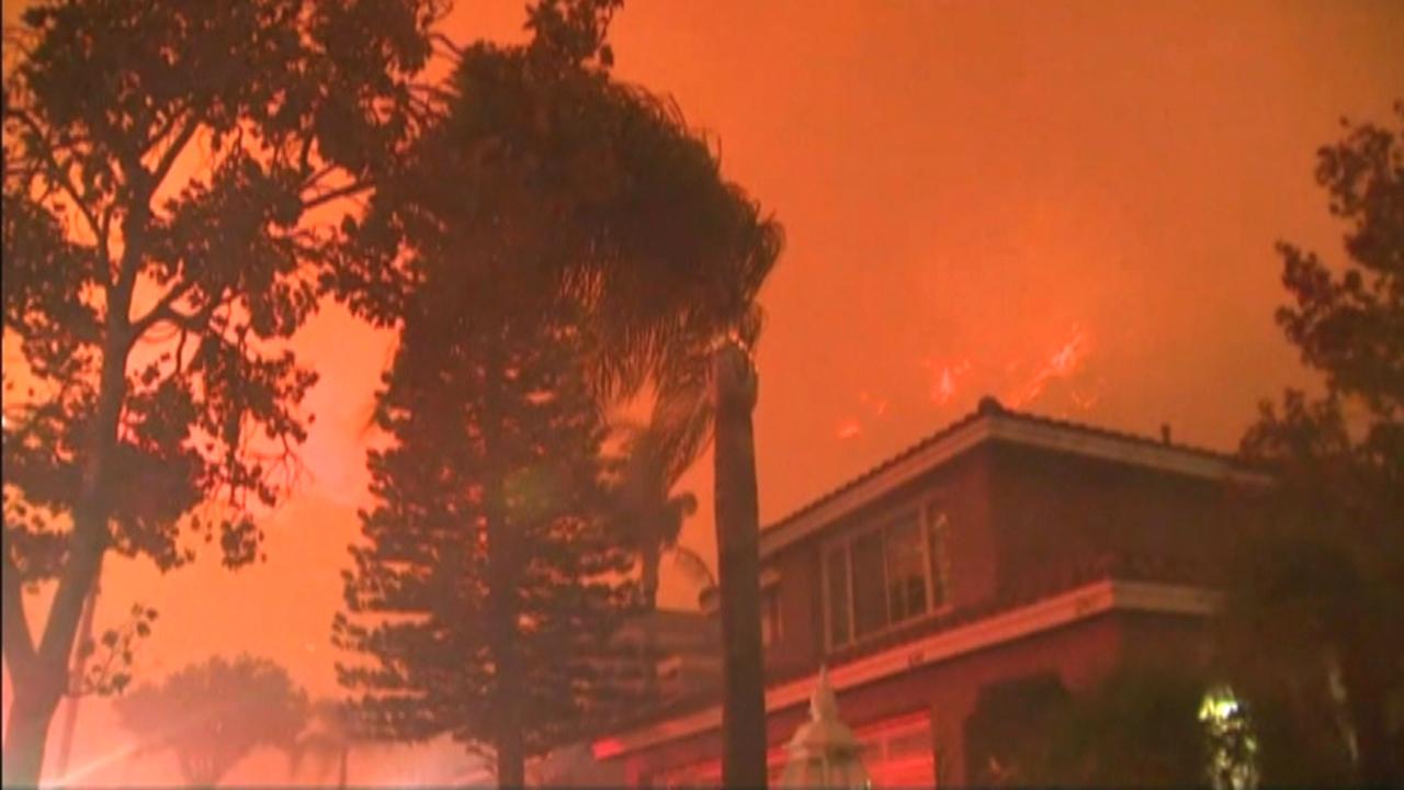 Hundreds evacuated from wildfires in Southern California