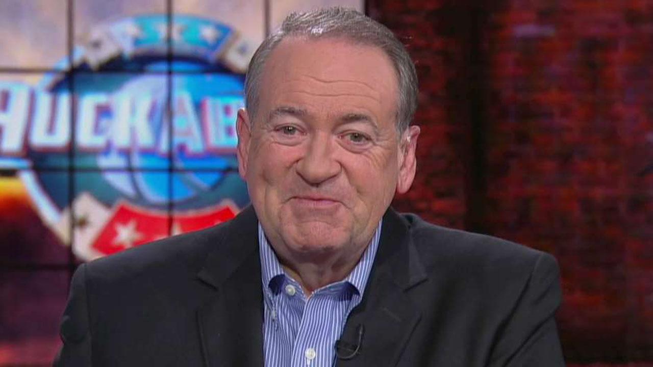 Huckabee: Clinton being an extraordinary distraction to Dems