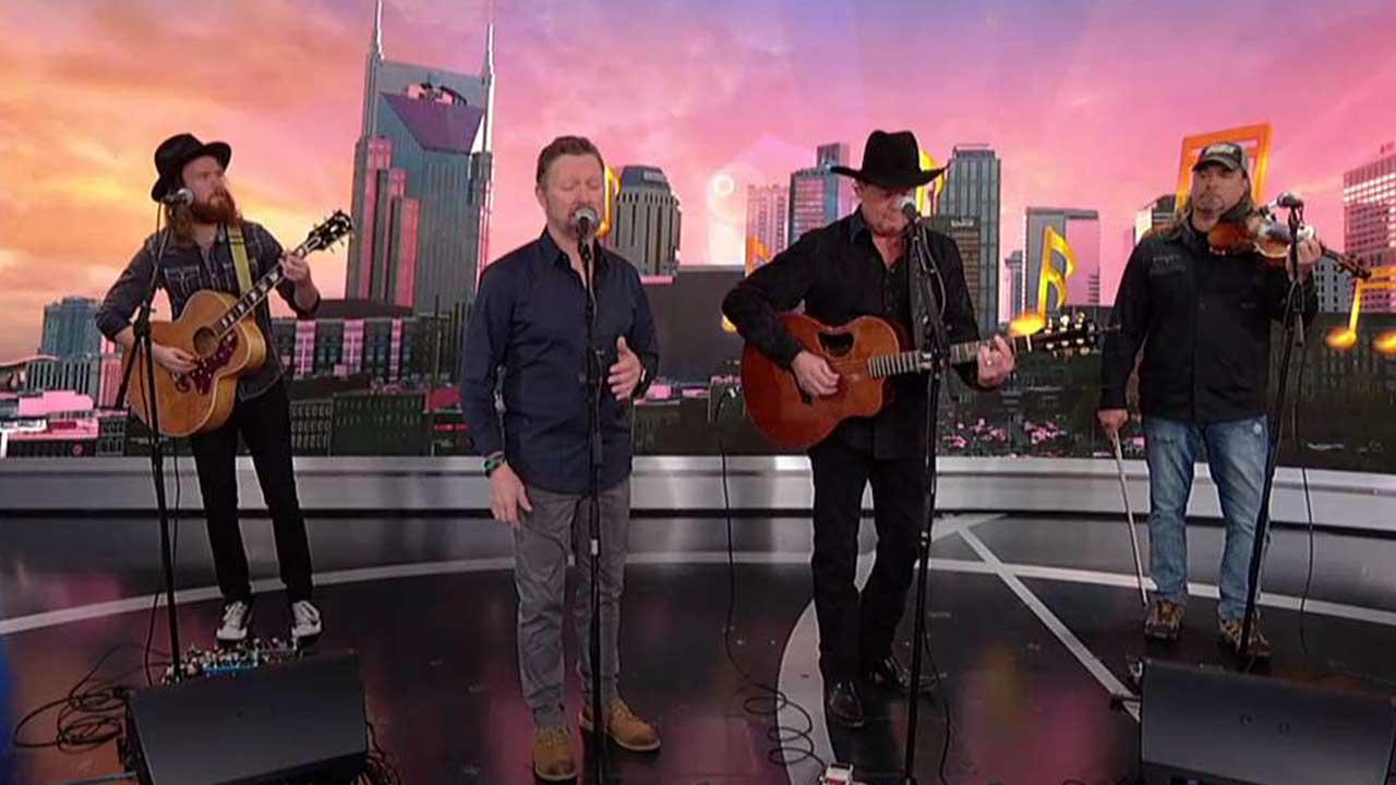 Tracy Lawrence and Craig Morgan perform 'Finally Home'