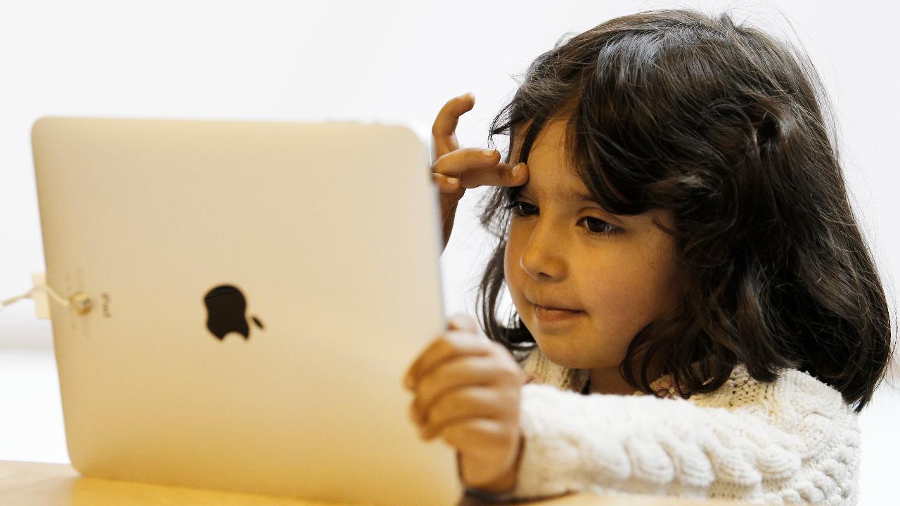 Apple investors urge action against child gadget addiction