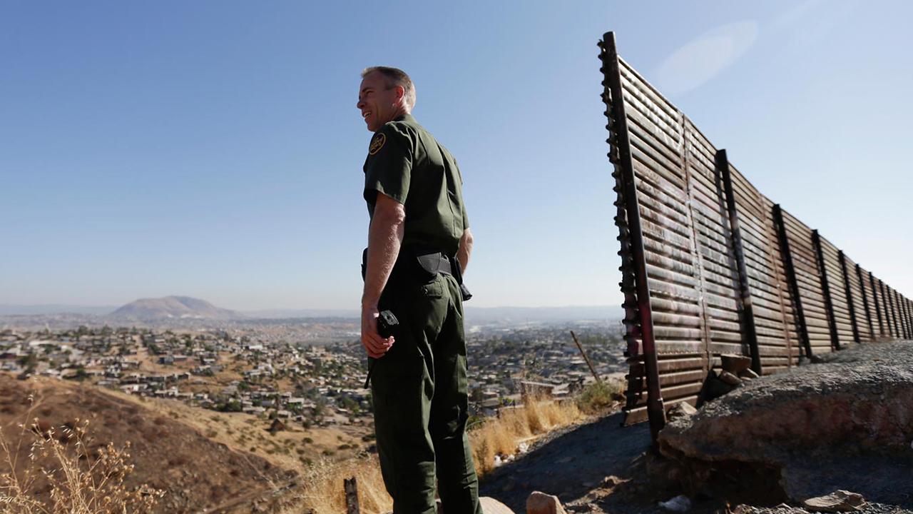 What do border agents think about the immigration battle?