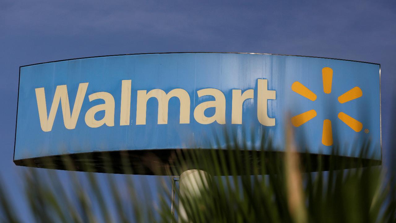 Major networks largely ignore Walmart's minimum wage boost