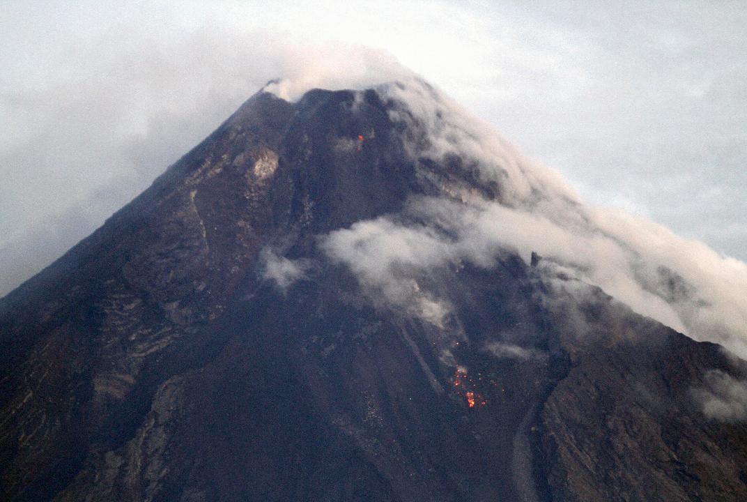 Philippines Mayon volcano spews lava, causes mass evacuations