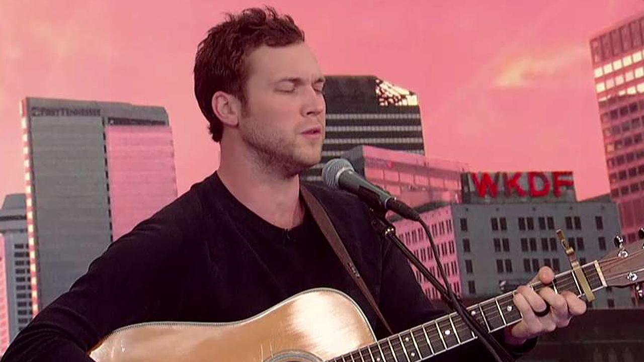 Phillip Phillips performs 'Dance With Me'
