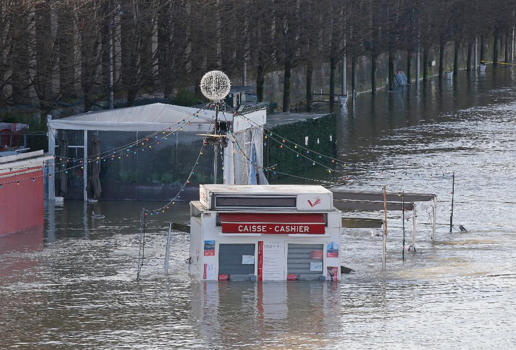 Flooding threatens Paris museums