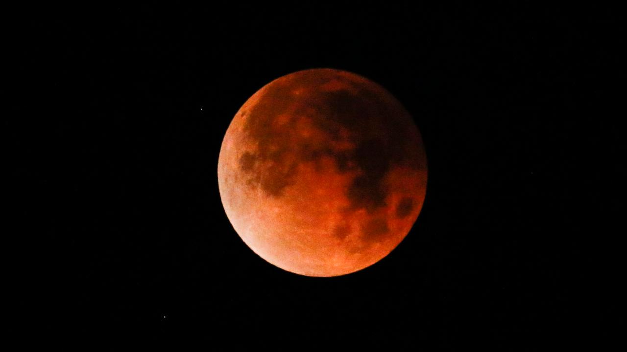 Early risers treated to rare super blue blood moon