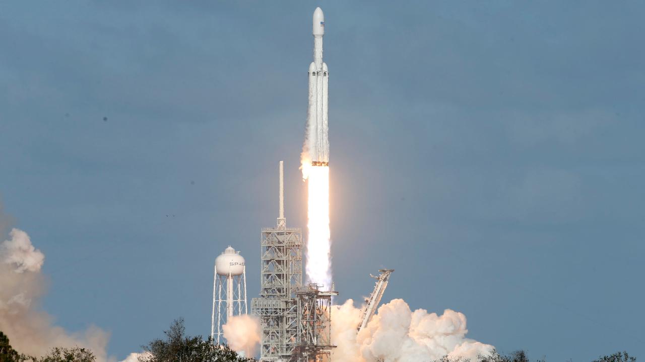 SpaceX launches the first Falcon Heavy rocket