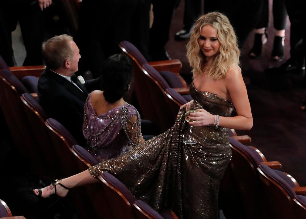 Academy Awards: Jennifer Lawrence juggles wine, climbs over chair