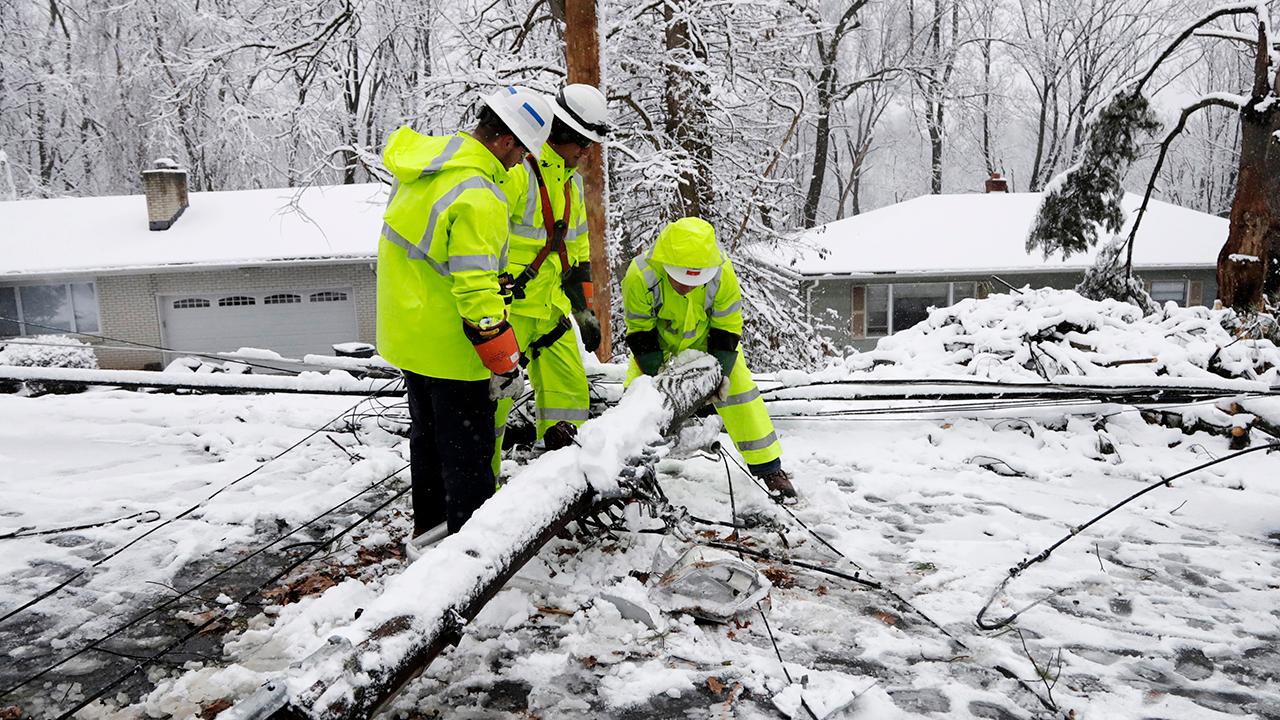 Nor'easter snarls travel, causes power outages in Northeast
