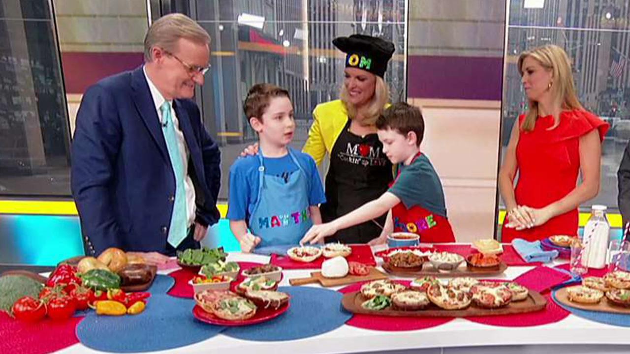 Cooking with 'Friends': Janice Dean's pizza bagels